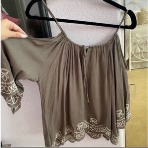 Brand New Women’s Brown Sadie and Sage Cold Shoulder Boho Top Size Small